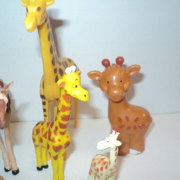 Lot of 9 Giraffes, 1 Schleich 2015 & 8 others Toys Zoo Wild Animals Collectibles - Picture 3 of 4